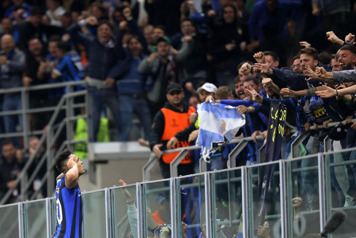 Festejo de Lautaro Martínez para Inter ante Milan por Champions League. Foto: REUTERS.