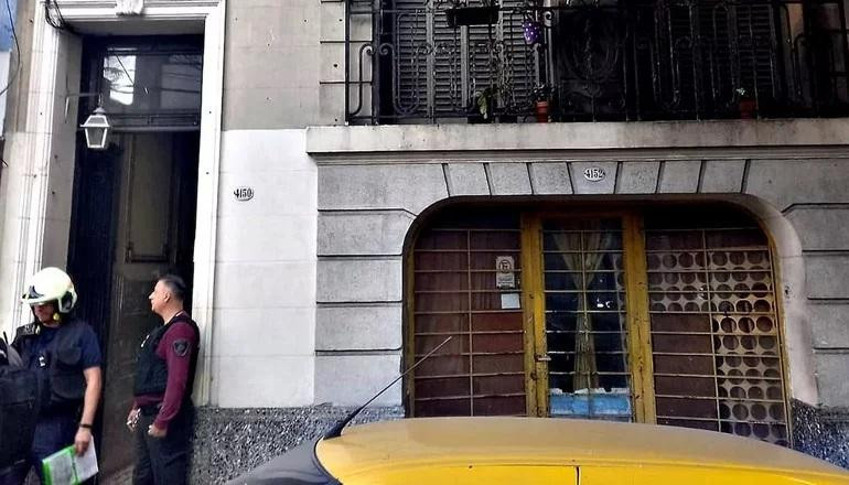 Tres muertos por monóxido de carbono en un departamento de Almagro. 