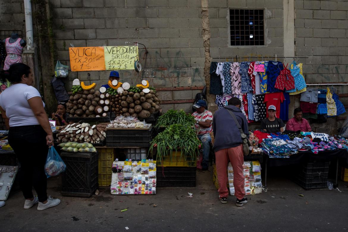 vendedores informales con precios en dólares en Caracas. Foto: EFE