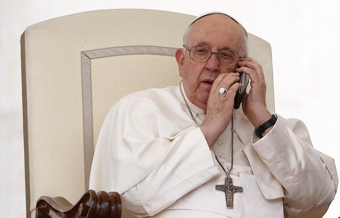 El Papa Francisco atendió su celular en la audiencia. Foto: Reuters