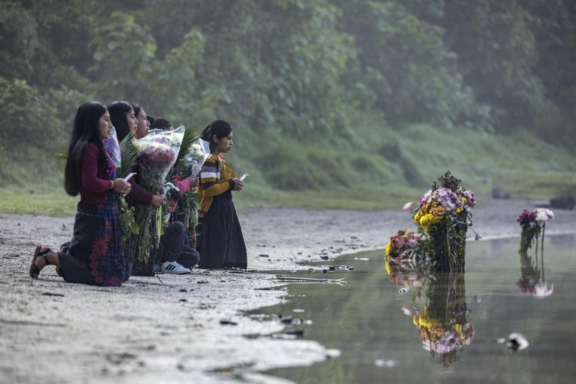 Indígenas hacen ofrenda en agradecimiento. Foto: EFE.