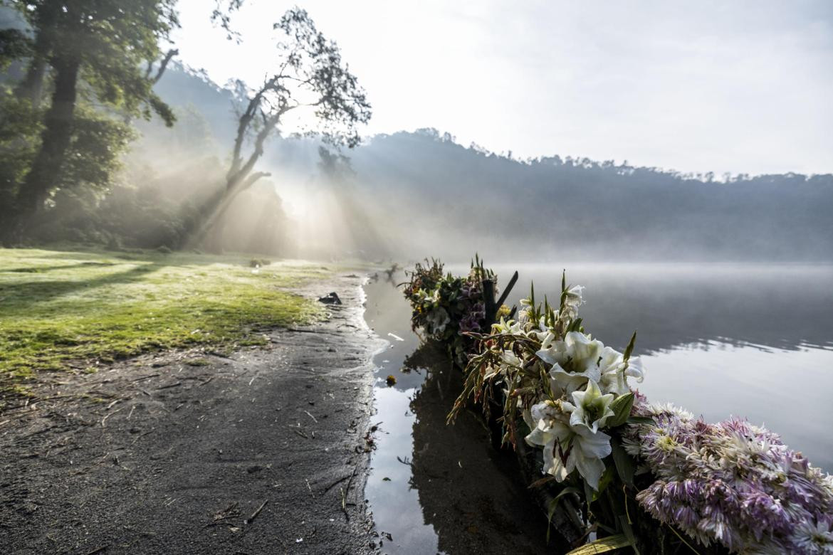 Indígenas participan en una ceremonia en la que agradecen a la naturaleza por la lluvia. Foto: EFE.