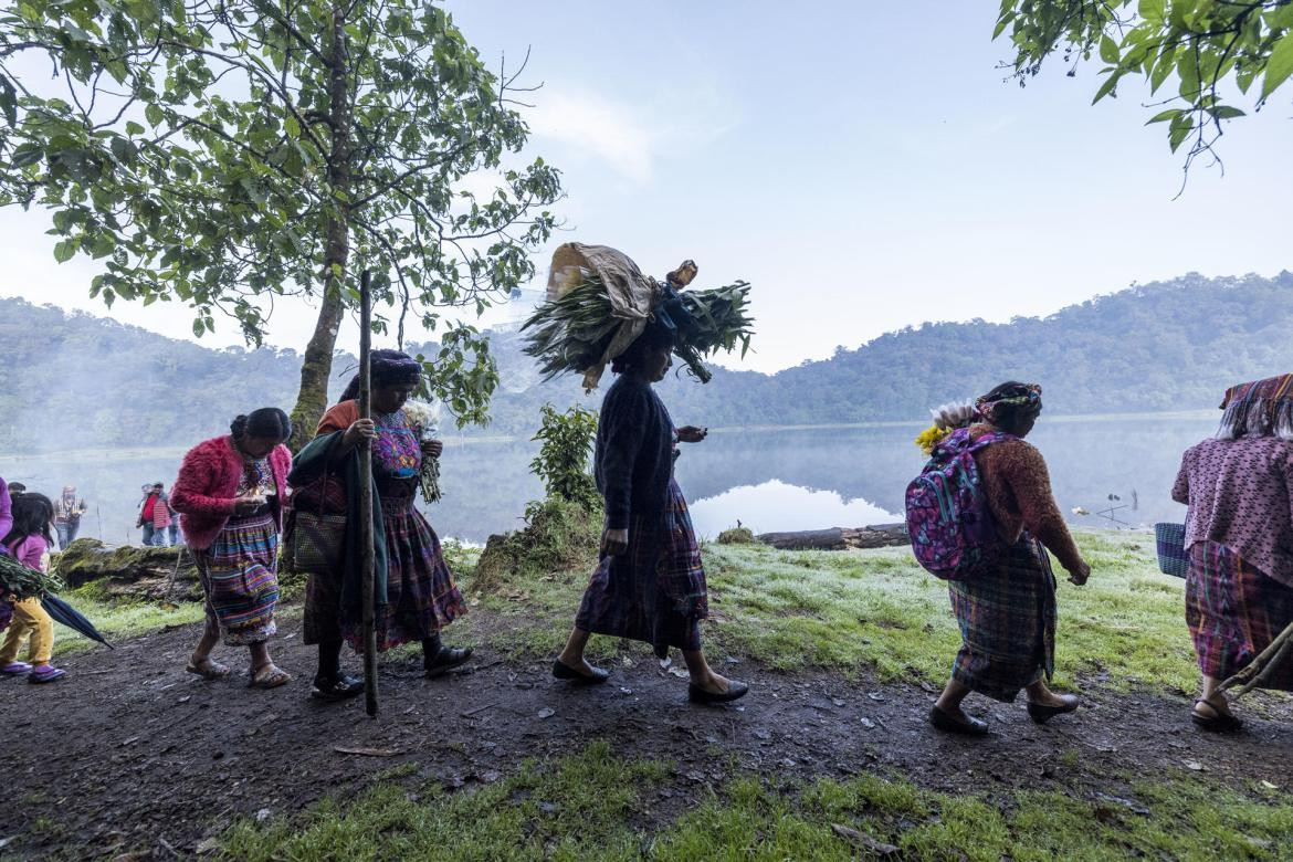 Indígenas participan en una ceremonia en la que agradecen a la naturaleza por la lluvia. Foto: EFE.	