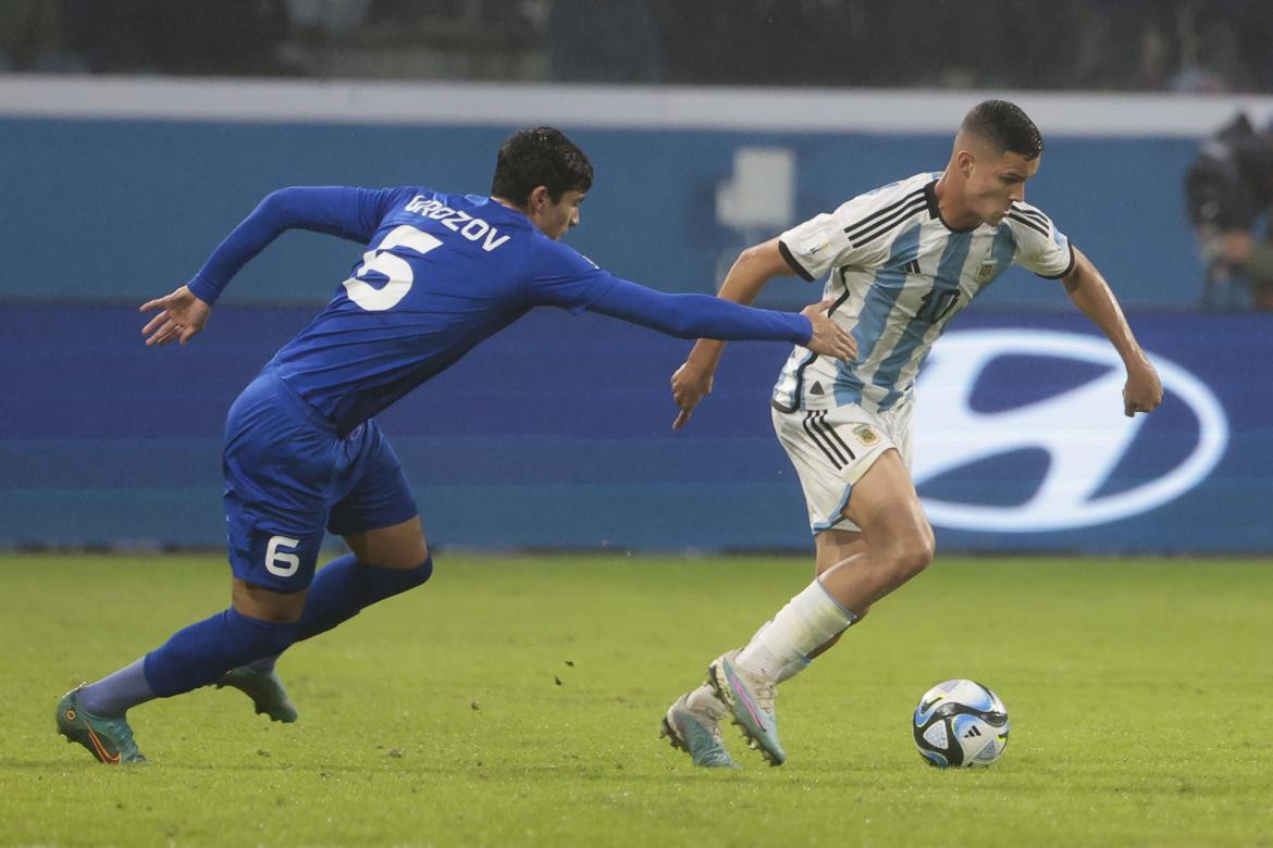 Valentín Carboni 10; Argentina Sub 20 vs. Uzbekistán. Foto: EFE.