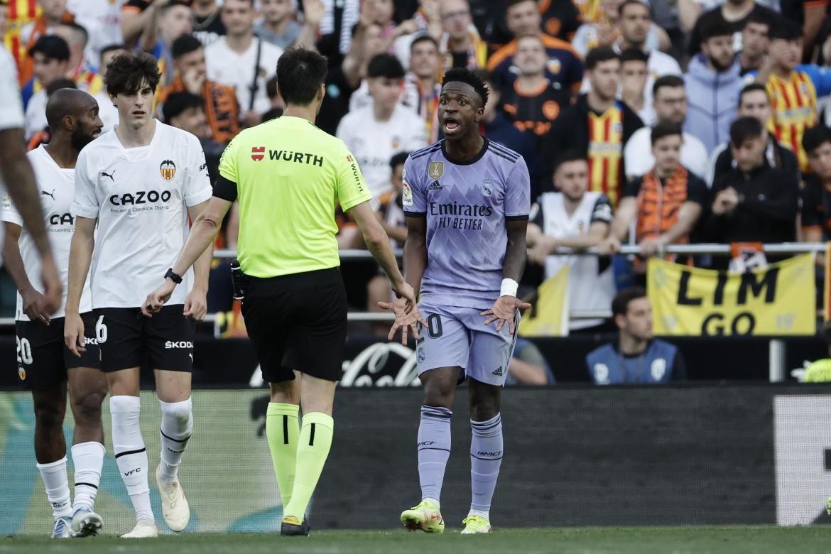 Vinicius Jr denunció insultos racistas por parte de la hinchada del Valencia. Foto: EFE.