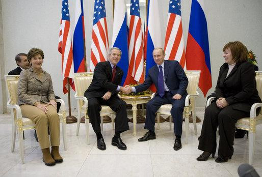 Vladimir Putin y George W. Bush. Fuente: White House Archives.