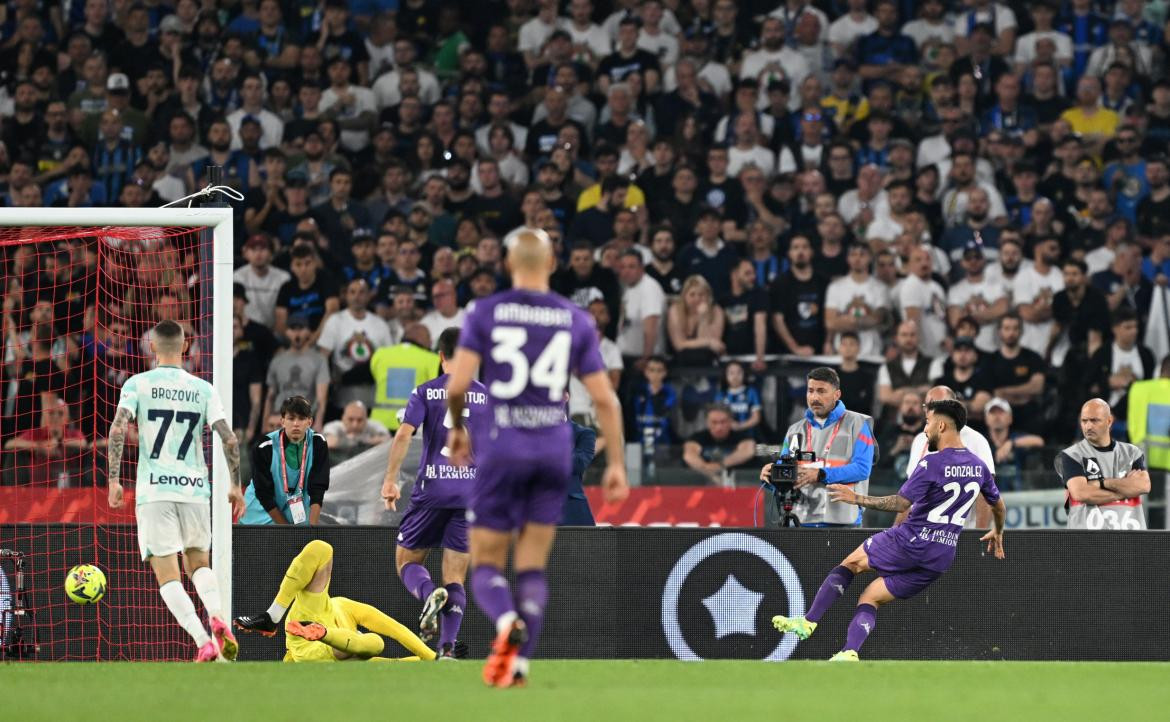 Festejo de Nicolás González para Fiorentina ante Inter por Copa Italia. Foto: REUTERS