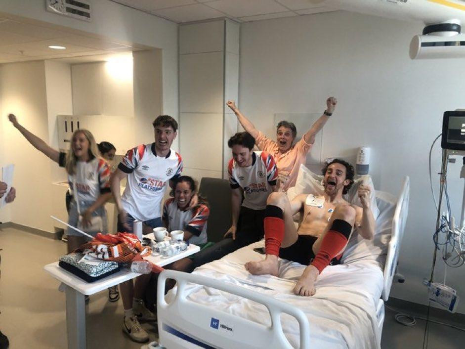 Tom Lockyer celebró el ascenso de su equipo en el hospital. Foto: Twitter.