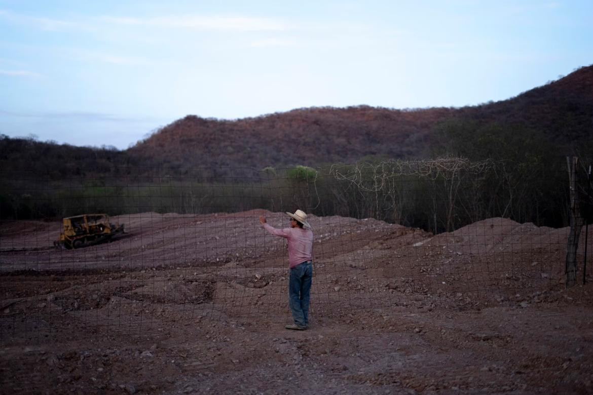 Construyen estanque para los hipopótamos. Foto: Iñaki Malvido.