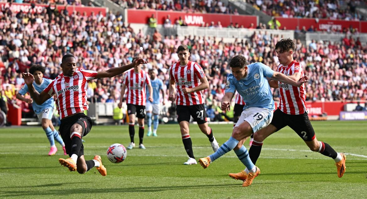 Julián Álvarez, titular en la caída del Manchester City. Foto: Reuters.