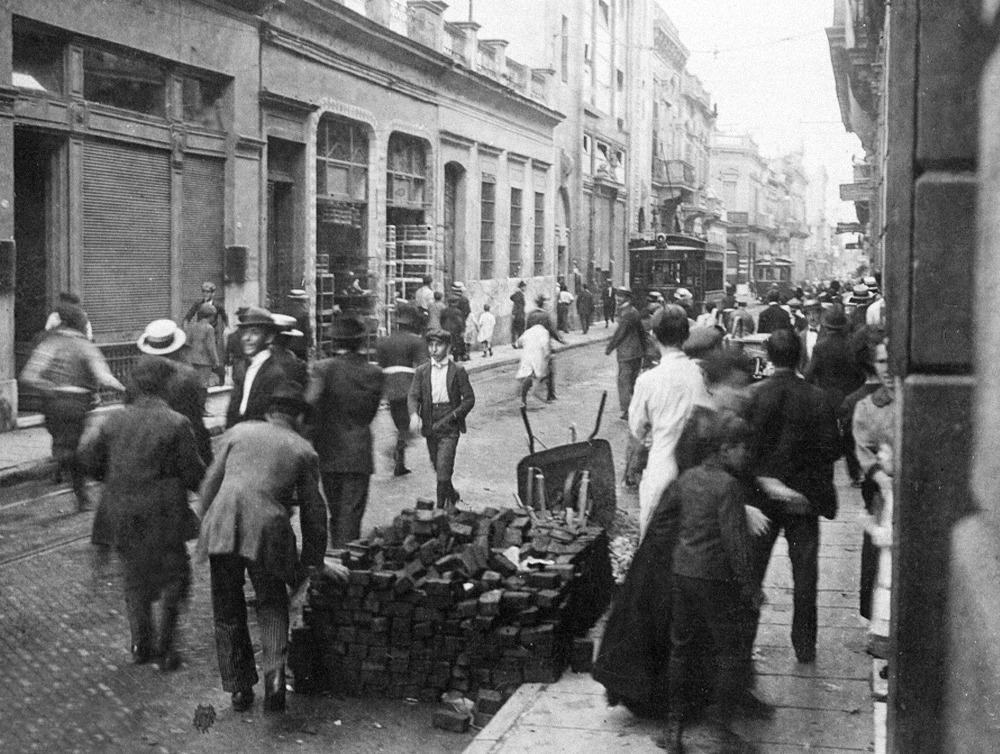 Grupo de obreros ataca un tranvía durante los enfrentamientos de la Semana Trágica. Foto: Archivo General de la Nación.