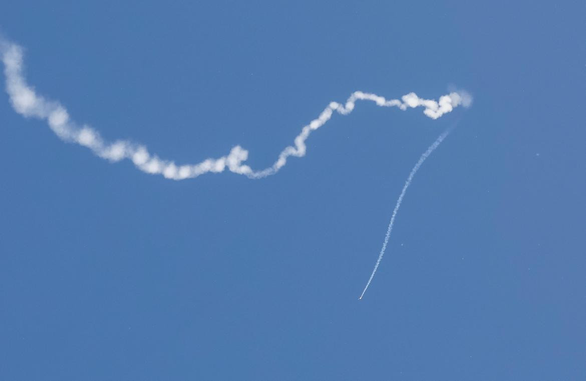 Explosión de misiles en el cielo sobre la ciudad de Kiev. Fuente: Reuters.