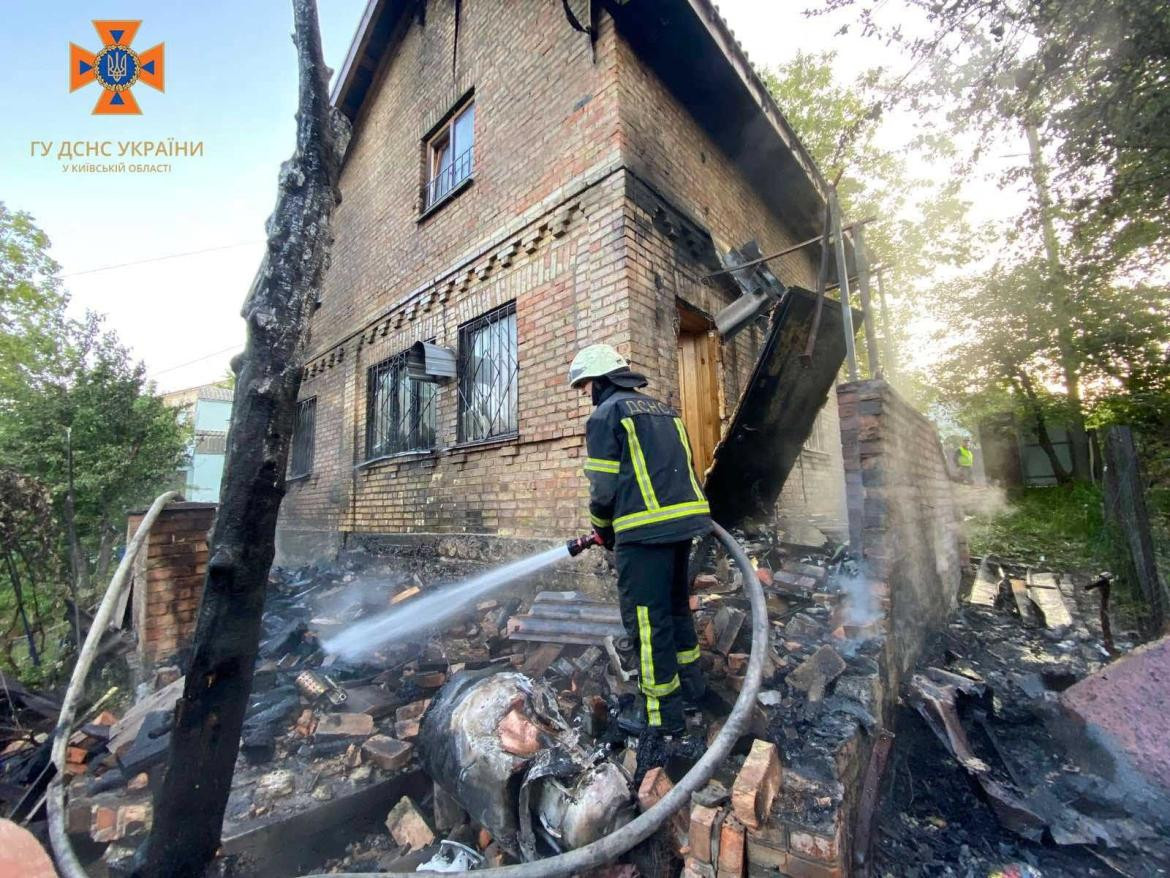 Bomberos trabajan en una casa privada dañada por los restos de un misil de crucero. Fuente: Reuters.