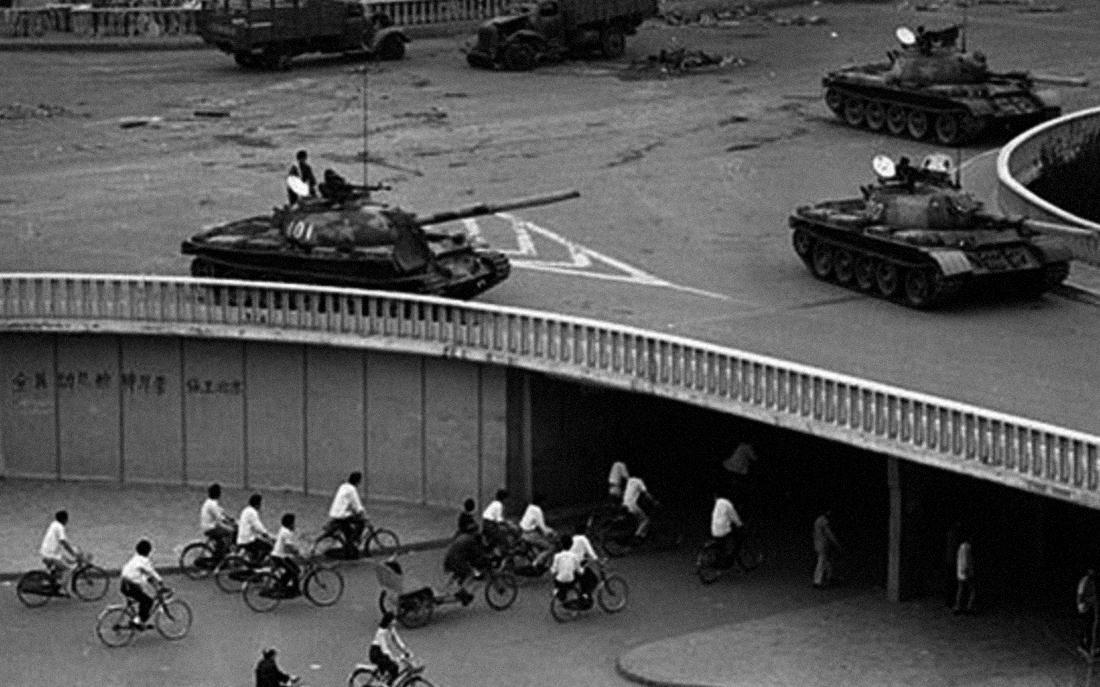 Manifestantes tratan de escapar y esconderse ante el paso de los tanques enviados para reprimir. Foto: Reuters.