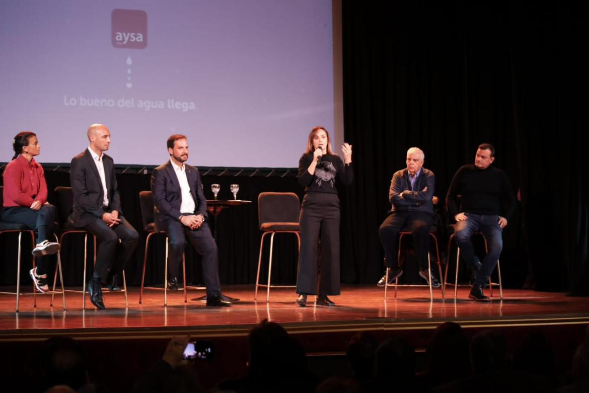 Malena Galmarini junto a Ariel Sujarchuk y José Luis Lingeri, anunciaron la construcción de la nueva Planta Depuradora Escobar