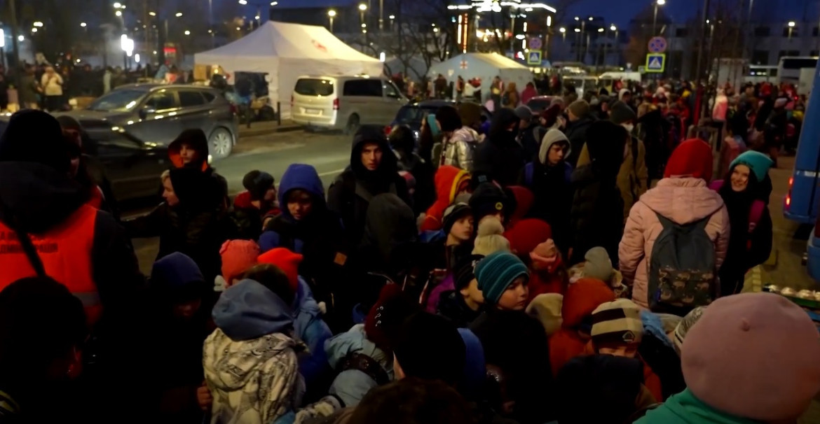 Niños evacuados en Ucrania por la guerra. Foto: captura video Reuters.