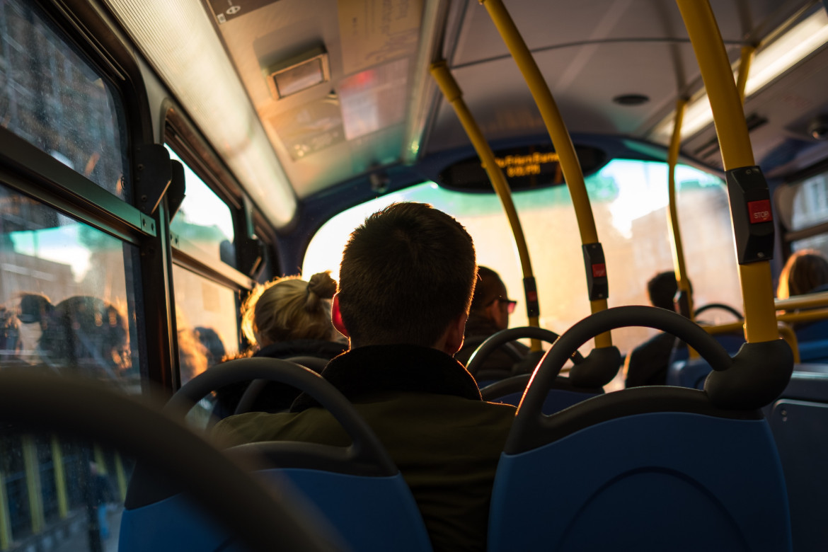 Optar por el transporte público. Foto: Unsplash.