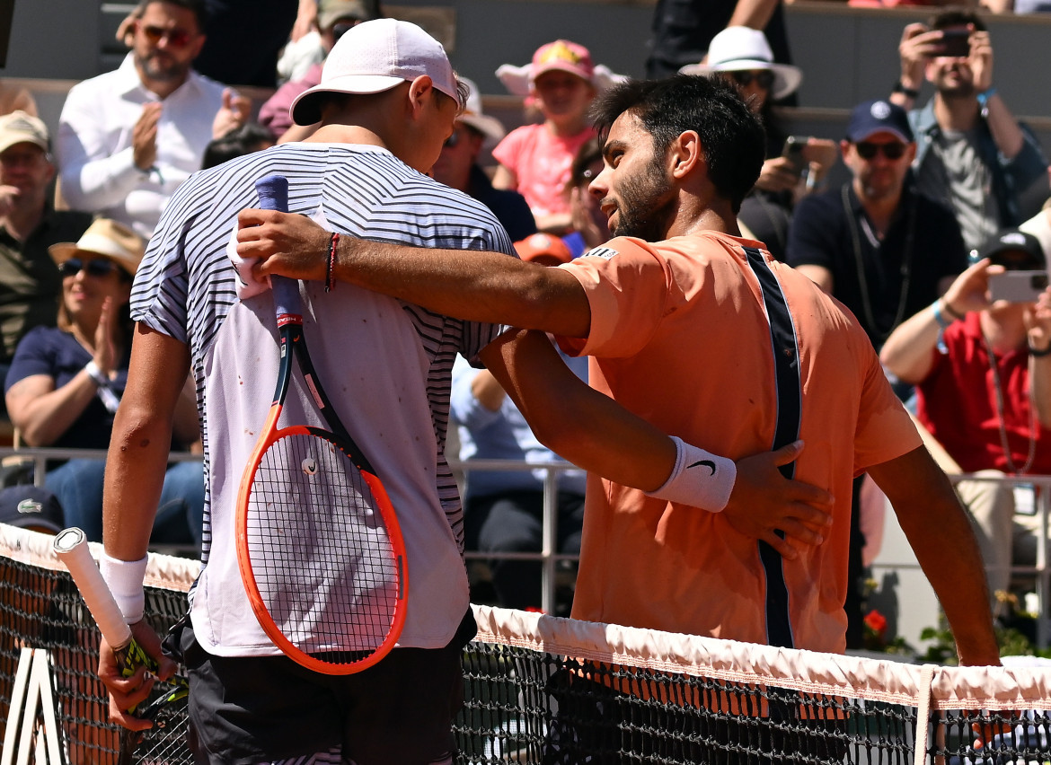 Genaro Olivieri con Holger Rune en Roland Garros. Foto: EFE.