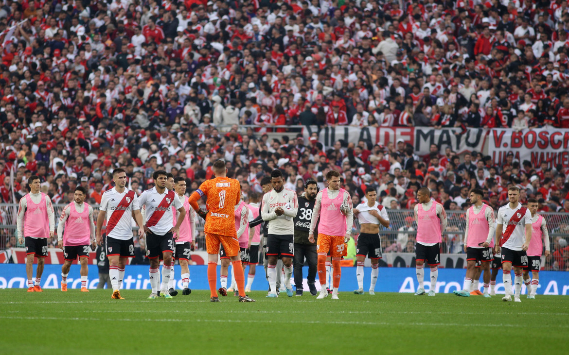 Los jugadores de River tras enterarse del fallecimiento del hincha. Foto: NA.