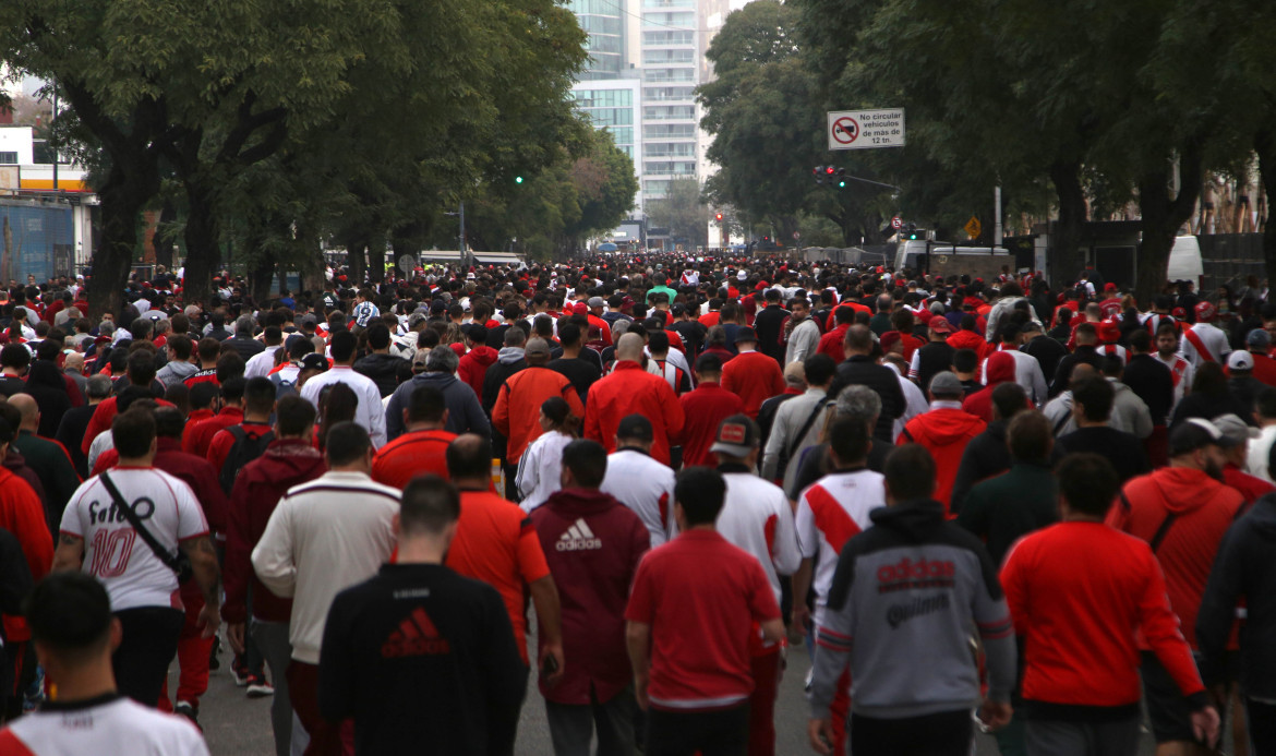 El desalojo de los hinchas de River tras la suspensión del partido por la muerte de un hincha. Foto: NA.