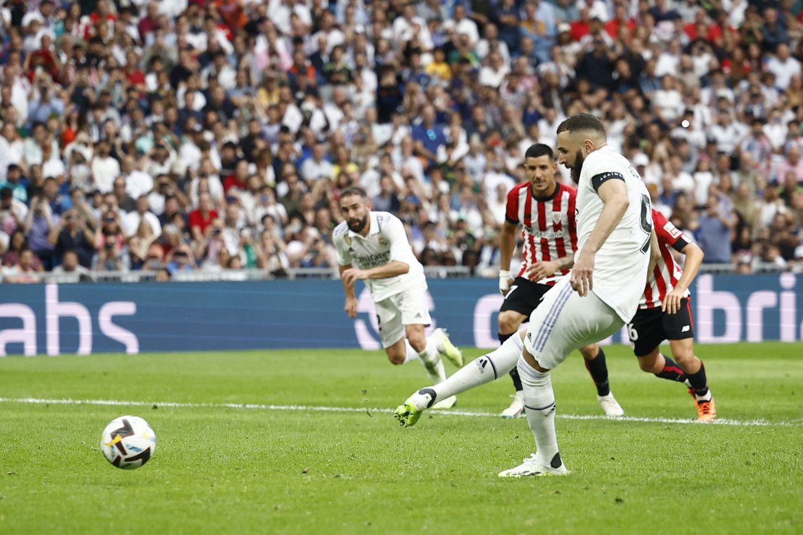 Karim Benzema convirtió de penal en su despedida. Foto: Reuters.