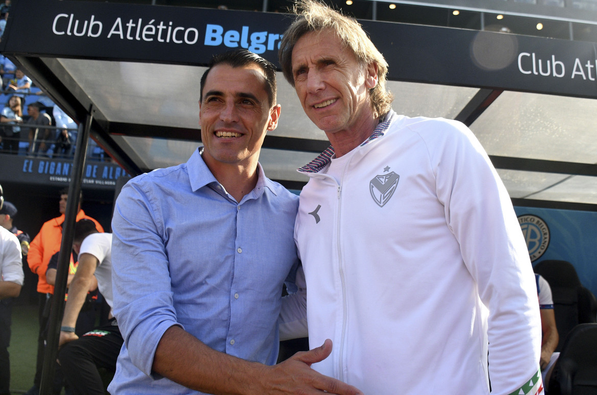 Ricardo Gareca junto a Guillermo Farré, en su último partido como DT de Vélez. Foto: Télam.