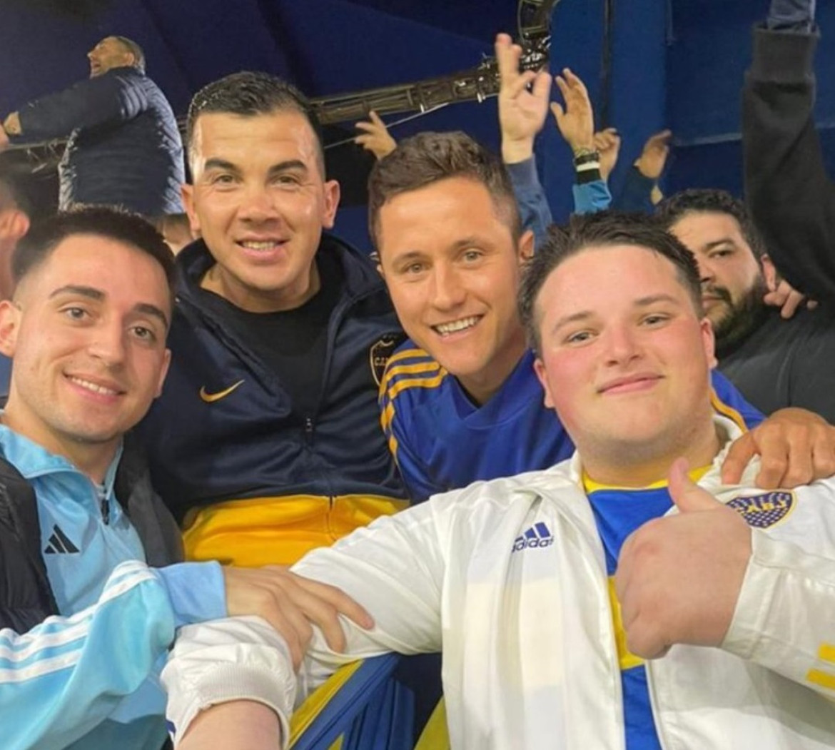 Ander Herrera junto a los hinchas de Boca en La Bombonera. Foto: Twitter.