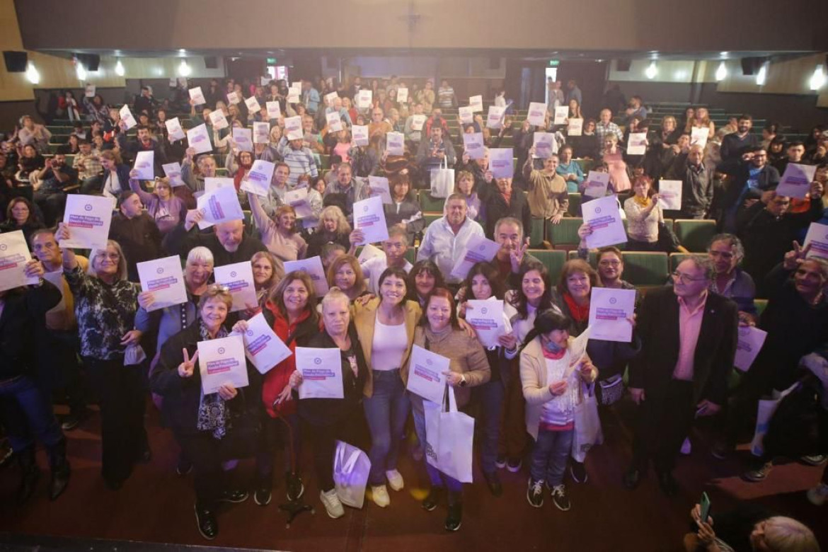 Mayra Mendoza y Fernanda Raverta entregaron más de 650 resoluciones jubilatorias a personas mayores en Quilmes. Foto: Prensa.