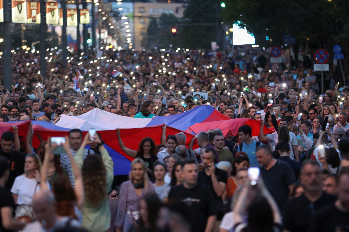 Manifestantes con sus celulares quieren 