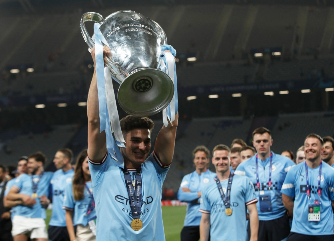 Julián Álvarez es el primer argentino en ganar la Champions, Libertadores y un Mundial. Foto: Reuters.