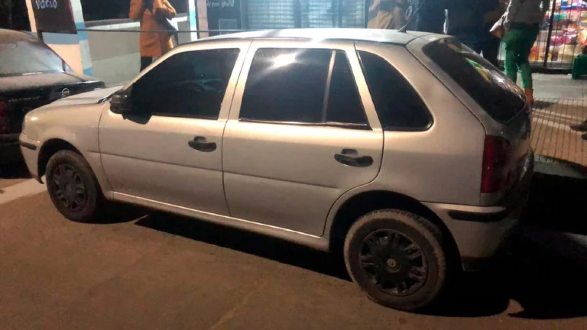 El auto que la banda habría utilizado para cometer el asesinato. Foto: Twitter.