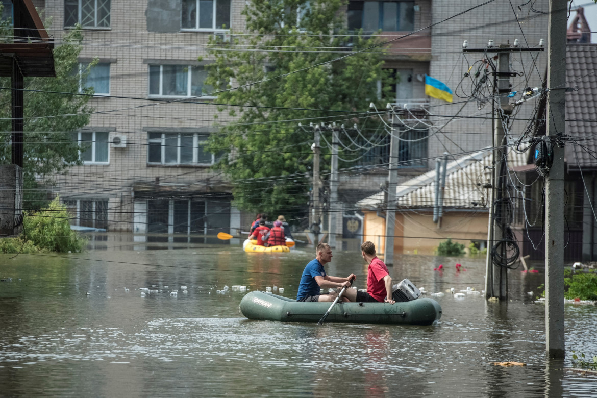 Guerra Rusia-Ucrania. Destrucción de la represa de Kajovka, rescate. Foto: Reuters.