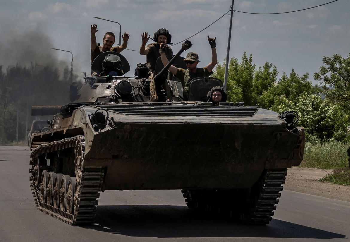 Guerra entre Rusia y Ucrania. Tanque de brigada ucraniana. Foto: Reuters.