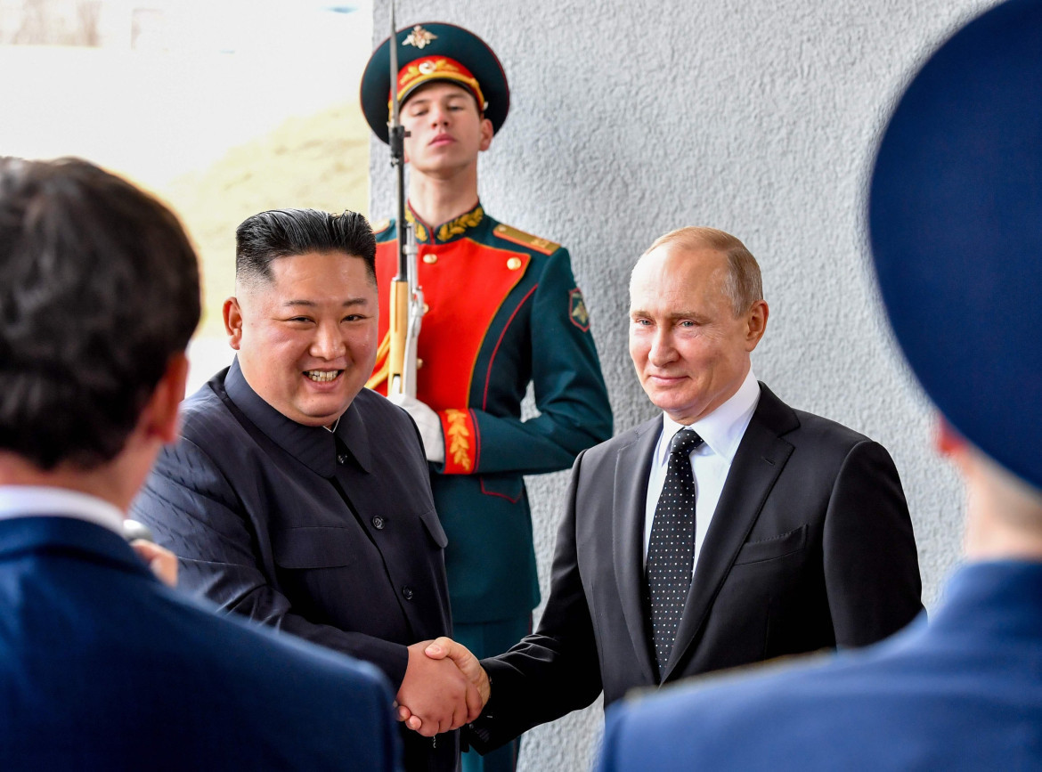 Kim Jong-un con Vladimir Putin. Foto Twitter @tovarichdelsur.