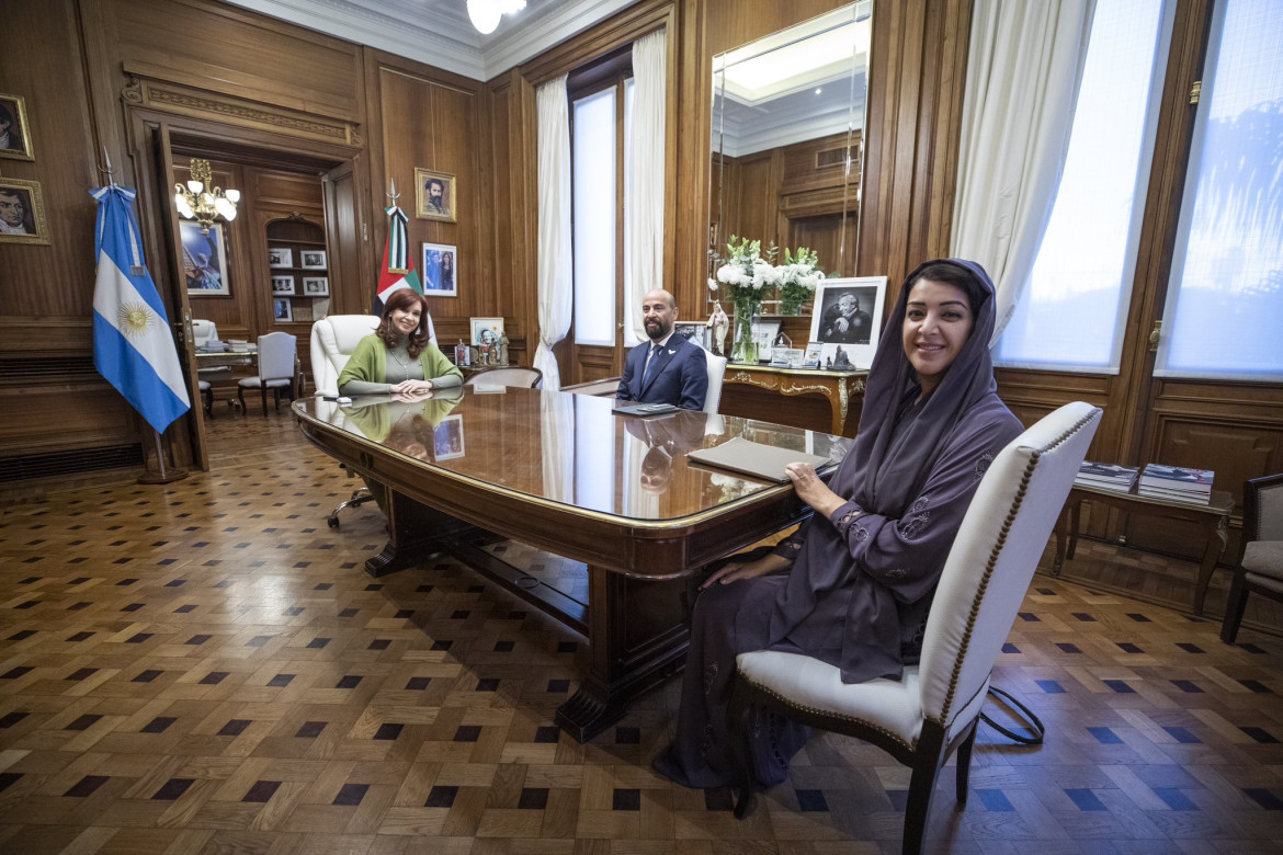 Cristina Fernández de Kirchner junto a Reem Al Hashimy. Foto: Twitter @CFKArgentina.