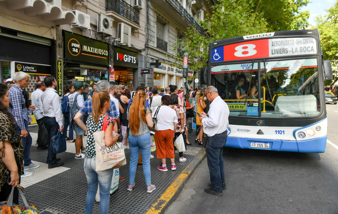 Colectivos, pasajeros. Foto: NA.