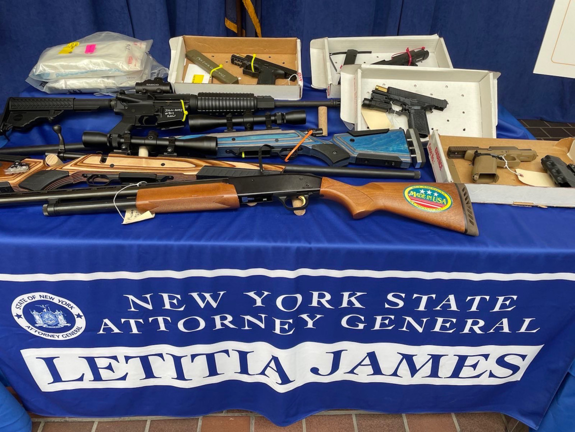 Armas incautadas en el allanamiento. Foto: Twitter @NewYorkStateAG