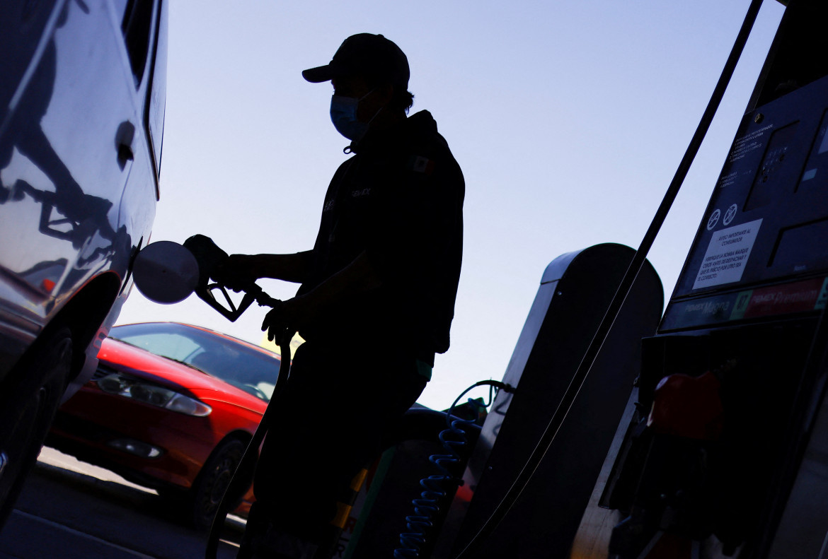 Autos, carga en estación de servicio. Foto: Reuters