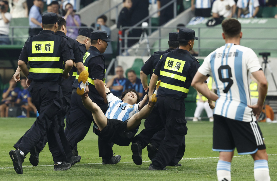 El fanático chino retirado como Tupac Amaru. Foto: Reuters.