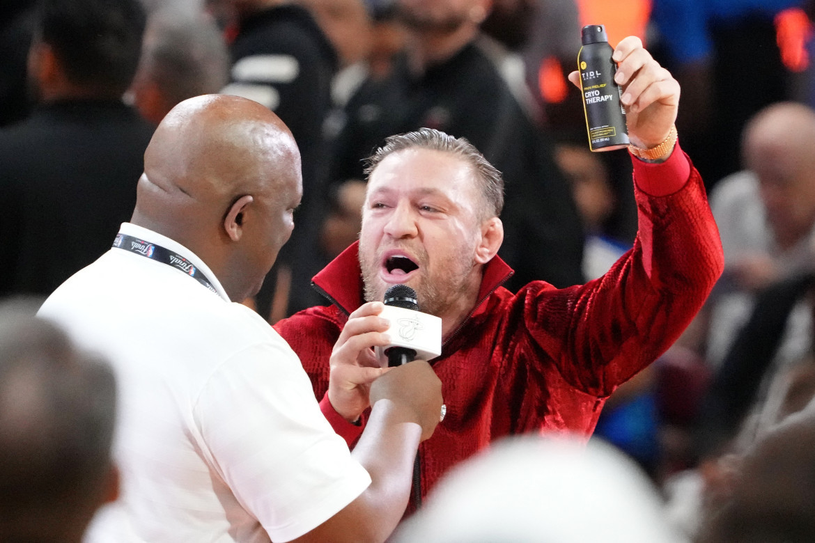 Conor McGregor en la final de la NBA. Foto: Reuters.