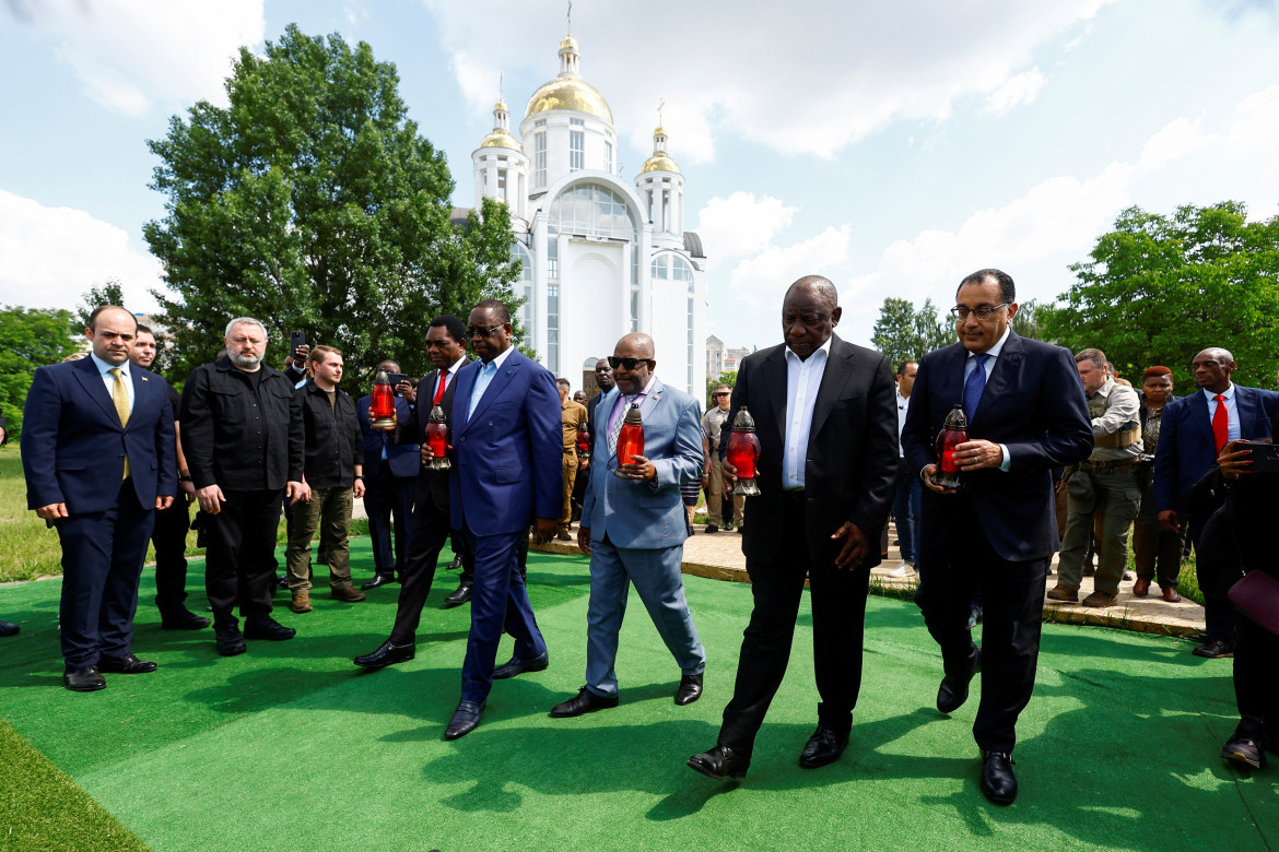 El presidente de Zambia, Hakainde Hichilema, el presidente de Senegal, Macky Sall, el presidente de la Unión de las Comoras, Azali Assoumani, el presidente de Sudáfrica, Cyril Ramaphosa, y el primer ministro de Egipto, Mustafa Madbuly. Fuente: Reuters.