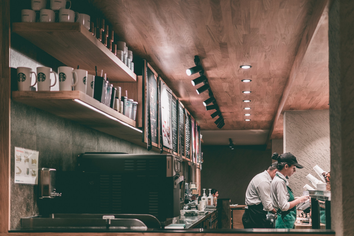 Empleados de Starbucks. Foto: Unsplash