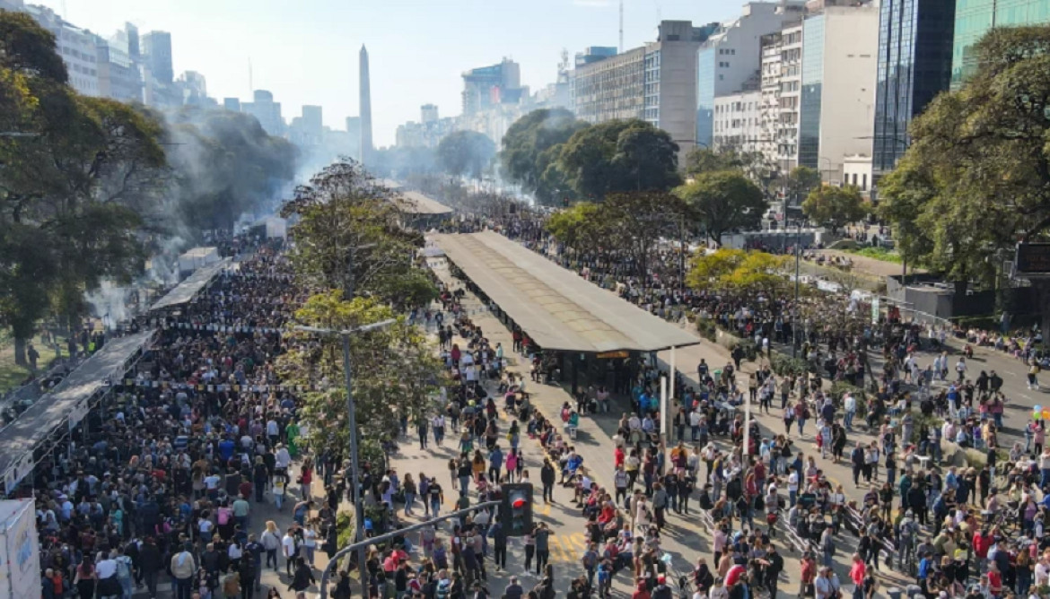 Corte en la Av. 9 de julio entre Corrientes y Avenida de Mayo. Foto: NA.