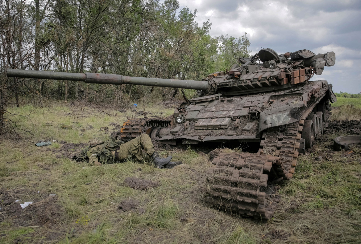 Guerra entre Rusia y Ucrania. Tanque de giuerra destruido. Foto: NA.