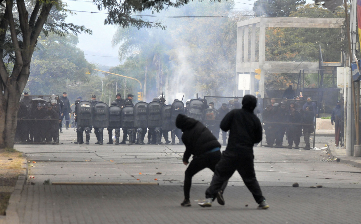 Violentas protestas en Jujuy por la reforma constitucional. Foto: NA.