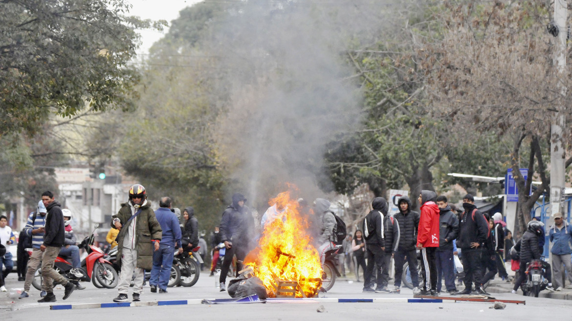 Violentas protestas en Jujuy por la reforma constitucional. Foto: NA.