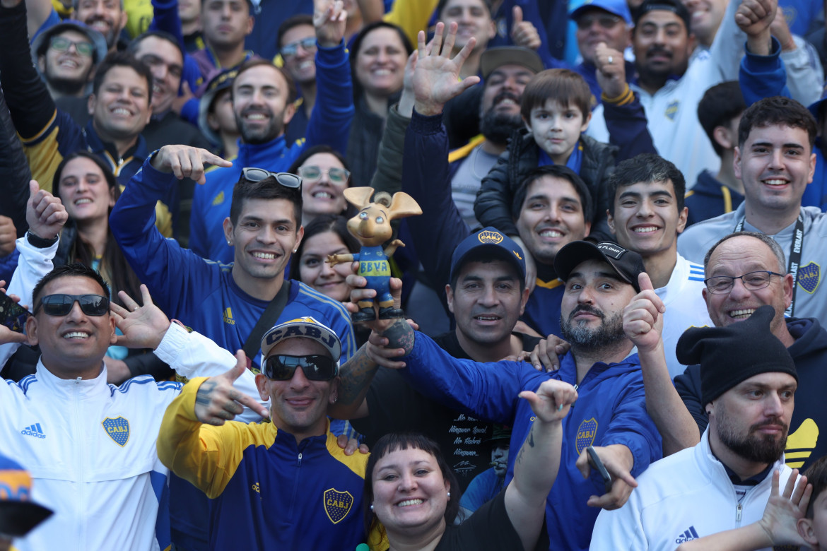 El muñeco del Topo Gigio no faltó en las tribunas de La Bombonera. Foto: Twitter @BocaJrsOficial.