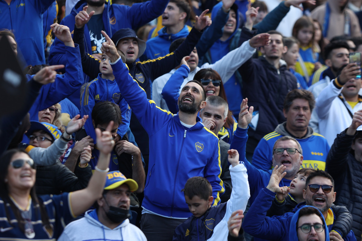 Los fanáticos de Riquelme llegaron desde muy temprano a La Bombonera. Foto: Twitter @BocaJrsOficial.