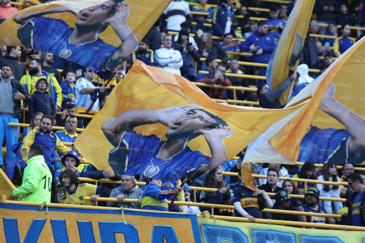 Las banderas de Riquelme emulando el festejo del Topo Gigio. Foto: Twitter @BocaJrsOficial.