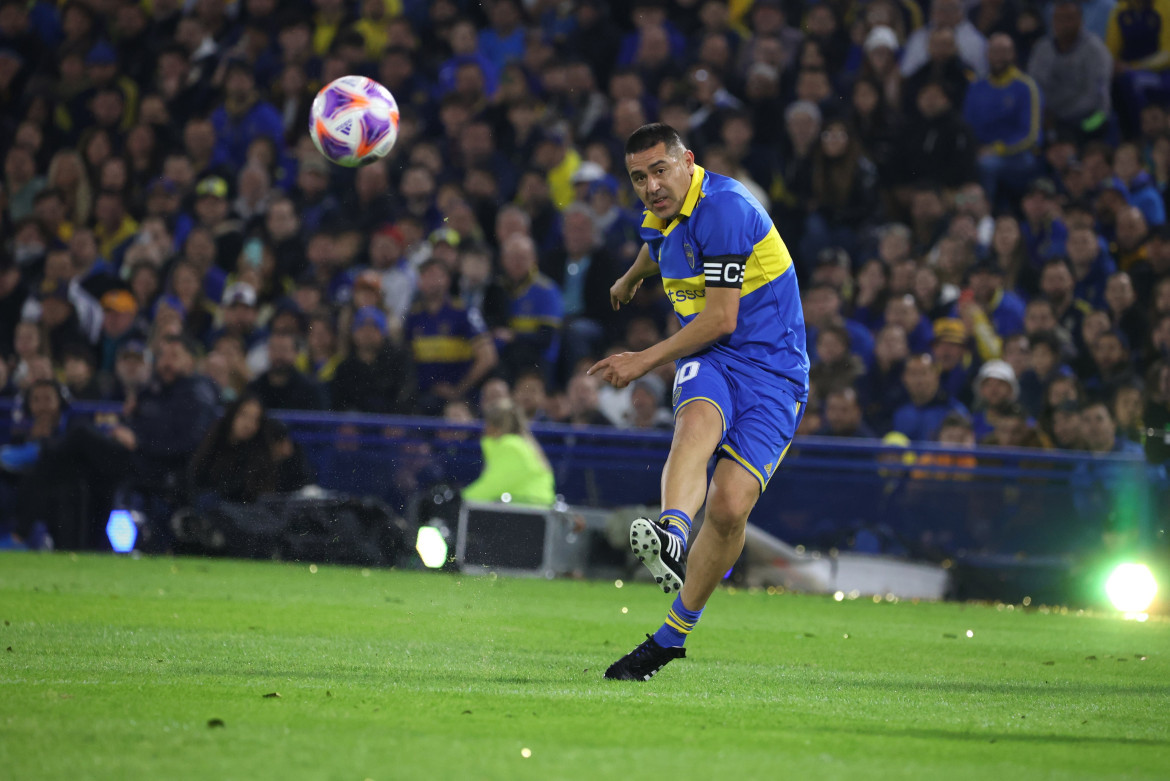 Juan Román Riquelme en su despedida en La Bombonera. Foto: Twitter @BocaJrsOficial.